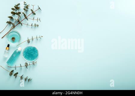 Erbe di eucalipto con cosmetici naturali. Eucalipto gel Serum cosmetici naturali in bottiglia con foglie e rami di piante di eucalipto. Eucalipto Foto Stock