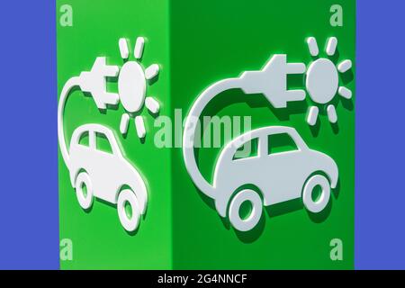 Punto di ricarica per auto elettriche nel parcheggio, McArthur Glen Designer Outlet, Hayes Way, Cannock, Staffordshire, Inghilterra, Regno Unito Foto Stock