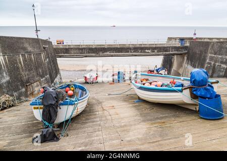 Barche da pesca sullo scivolo di Sheringham che si affaccia sul mare pronti per la mattina successiva. Visto sulla costa nord del Norfolk nel giugno 2021. Foto Stock