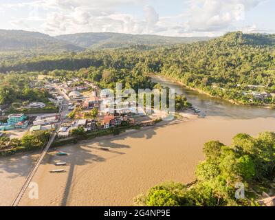 Scatto aereo del villaggio di Misahualli, una destinazione popolare per i turisti di avventura sul Rio Napo nell'Amazzonia ecuadoriana. Sparato in ritardo afte Foto Stock