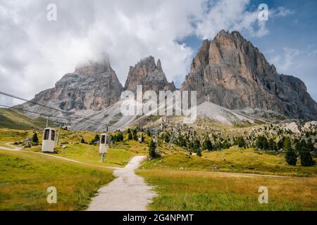 Funivia che parte dal Passo Sella fino alla forcella del Sassolungo nelle Dolomiti Foto Stock