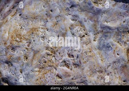 Ametista lavato e sfregato dal mare a Pors Crzguen, Crozon-Morgat, Bretagna, Francia Foto Stock