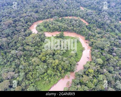 Vista aerea di una curva a Rio Shiripuno, un affluente dell'Amazzonia, che scorre attraverso l'incontaminata foresta pluviale tropicale in Ecuador Foto Stock