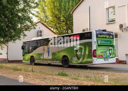 Germania , Lübbenau , 22.06.2021 , il distretto di Upperspreeforest Lausitz gestisce un bus di vaccinazione nella lotta contro Corona , dove le persone possono g Foto Stock