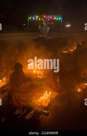 La più grande attività rituale dell'Induismo, si chiama Rakher upobas, tutti gli indù partecipano a questi eventi religiosi ogni anno. Ho catturato questa immagine Foto Stock