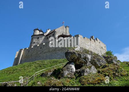 Castello di Bobolice - castello reale del XIV secolo, ricostruito nel XXI secolo, siutato sulla Polonia meridionale Foto Stock