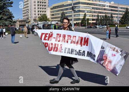 Zaporozhye, Ucraina. 20 Settembre 2020. Un dimostratore ha un banner con uno slogan di protesta durante la parata di orgoglio gay a Zaporozhye.circa 500 dimostranti si sono Uniti alla prima processione di orgoglio gay 'Zaporozhye senza stereotipi' la manifestazione è stata organizzata per superare la discriminazione e raggiungere l'uguaglianza per tutti i gruppi sociali e le minoranze in Ucraina. La polizia e i membri della Guardia Nazionale hanno fiancheggiato le strade per mantenere la pace, dato che circa 100 attivisti di estrema destra e ortodossi hanno organizzato una contronprotesta nelle vicinanze. Credit: SOPA Images Limited/Alamy Live News Foto Stock