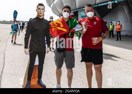 Monaco, Germania. 19 giugno 2021. Gli appassionati del Portogallo con un poster di cartone di Cristiano Ronaldo si esibiscono per una foto durante la partita del Gruppo F del Campionato UEFA EURO 2020 tra Portogallo e Germania all'Arena di calcio di Monaco. (Punteggio finale; Portogallo 2:4 Germania) Credit: SOPA Images Limited/Alamy Live News Foto Stock