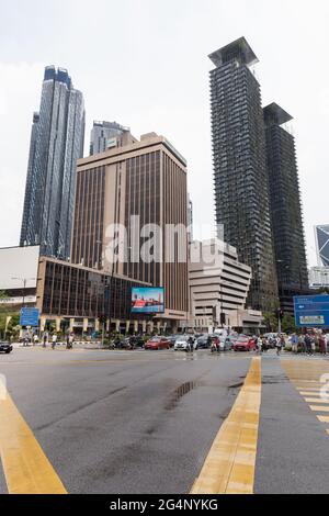Kuala Lumpur, Malesia - 25 novembre 2019: Vista verticale della strada con gente comune e auto Foto Stock
