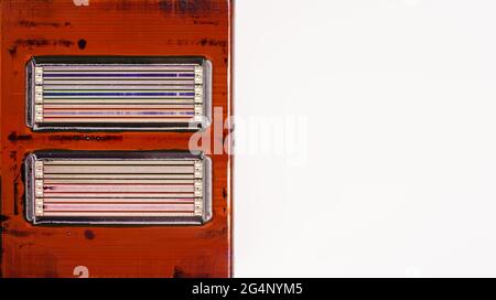 Vecchie testine di stampa a getto d'inchiostro di grande formato, sporche dai colori rimanenti, dettagli macro closeup dall'alto, spazio bianco sul lato destro Foto Stock