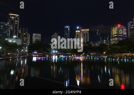 Kuala Lumpur, Malesia - 28 novembre 2019: Vista parco KLCC con fontana illuminata di notte Foto Stock