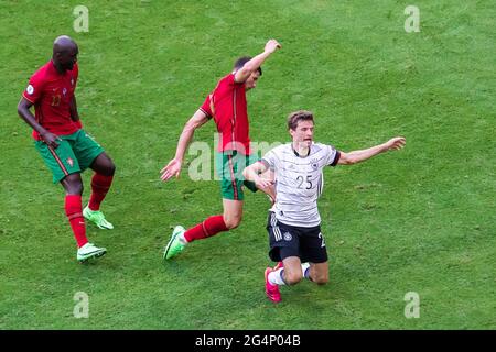 Monaco, Germania. 19 giugno 2021. William Carvalho, Ruben Dias del Portogallo e Thomas Muller della Germania sono visti in azione durante la partita del Campionato UEFA EURO 2020 del Gruppo F tra Portogallo e Germania alla Football Arena di Monaco. (Punteggio finale; Portogallo 2:4 Germania) (Foto di Mikolaj Barbanell/SOPA Images/Sipa USA) Credit: Sipa USA/Alamy Live News Foto Stock