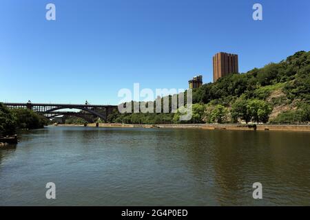 Harlem River lungo il Roberto Clemente state Park Bronx, New York City Foto Stock