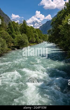 Parco Nazionale di Ecrins: Il fiume Severaisse in estate con il picco Jocelme in lontananza. Valgaudemar Valley. Hautes-Alpes (Alpi francesi). Francia Foto Stock