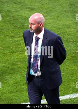 Il manager scozzese Steve Clarke reagisce dopo il fischio finale durante la partita UEFA Euro 2020 Group D a Hampden Park, Glasgow. Data immagine: Martedì 22 giugno 2021. Foto Stock