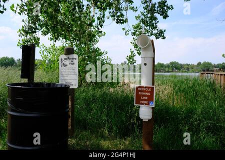 Questa è una fotografia dei bidoni di riciclaggio della lenza di pesca a Kendrick Lake Park in Lakewood Colorado. Vorrei che più stati si interessino maggiormente al riciclaggio. Foto Stock