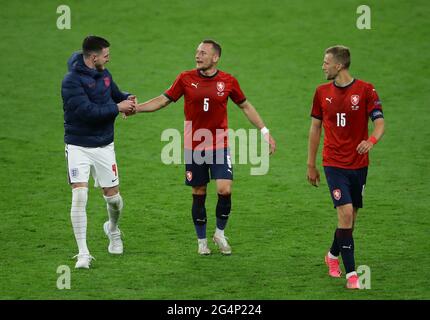 Londra, Inghilterra, 22 giugno 2021. Declan Rice of England e Vladimir Coufal e Tomas Soucek della Repubblica Ceca durante la partita dei Campionati europei UEFA al Wembley Stadium di Londra. L'immagine di credito dovrebbe essere: David Klein / Sportimage Foto Stock