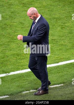 Il manager scozzese Steve Clarke reagisce dopo il fischio finale durante la partita UEFA Euro 2020 Group D a Hampden Park, Glasgow. Data immagine: Martedì 22 giugno 2021. Foto Stock