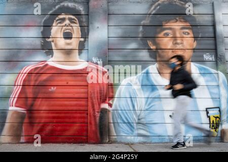 Città di Buenos Aires, Città di Buenos Aires, Argentina. 22 Giugno 2021. INT. Sport. 22 giugno 2021, Città di Buenos Aires, Argentina. Decine di sostenitori di Diego MaradonaÂ´s commemorano e celebrano l'"obiettivo del secolo"" - secondo la FIFA del 2002 - realizzato da Diego Armando Maradona 35 anni fa alla Coppa del mondo FIFA Messico 1986 il 22 giugno alle ore 16:09; allo stadio Diego Armando Maradona, Città di Buenos Aires, Argentina. Credit: Julieta Ferrario/ZUMA Wire/Alamy Live News Foto Stock