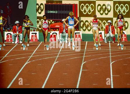Florence Griffith Joyner (USA) vince la medaglia d'oro nella finale femminile di 100 metri ai Giochi Olimpici estivi del 1988. Foto Stock