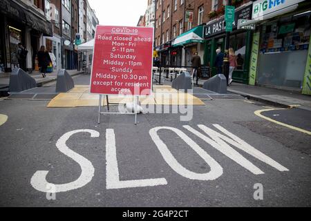 Londra, Regno Unito. 22 Giugno 2021. Segnale di chiusura della strada visualizzato a Soho. L'insegna di chiusura della strada è stata in vigore sin dal primo ascensore di chiusura nell'aprile 2021 per consentire ai ristoranti e ai bar di utilizzare lo spazio pubblico per servire i loro clienti con un allontanamento sociale. (Foto di Hesther ng/SOPA Images/Sipa USA) Credit: Sipa USA/Alamy Live News Foto Stock