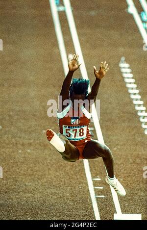 Jackie Joyner-Kersee (USA) vince la medaglia d'oro nel Women's Heptathlon ai Giochi Olimpici estivi del 1988. Foto Stock