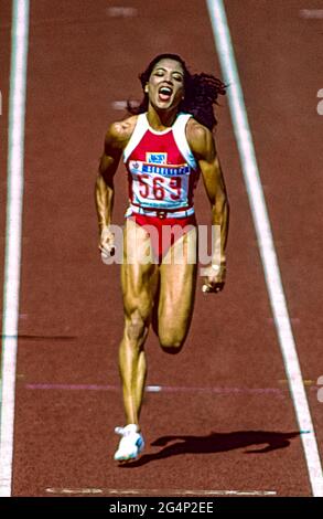 Florence Griffith Joyner (USA) vince la medaglia d'oro nella finale femminile di 100 metri ai Giochi Olimpici estivi del 1988. Foto Stock