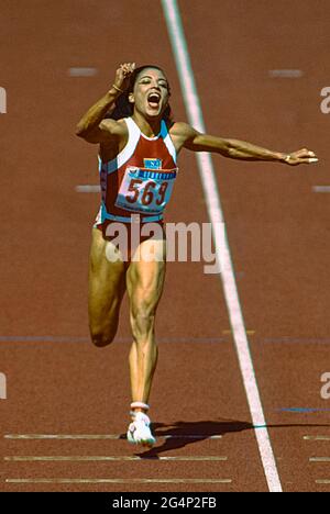 Florence Griffith Joyner (USA) vince la medaglia d'oro nella finale femminile di 100 metri ai Giochi Olimpici estivi del 1988. Foto Stock