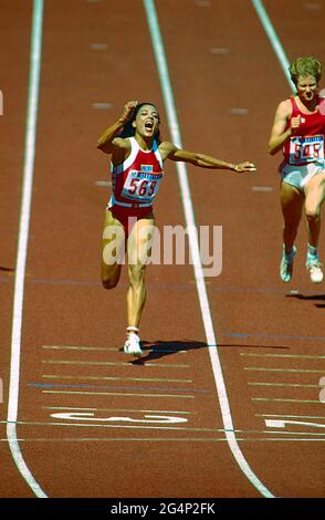Florence Griffith Joyner (USA) vince la medaglia d'oro nella finale femminile di 100 metri ai Giochi Olimpici estivi del 1988. Foto Stock