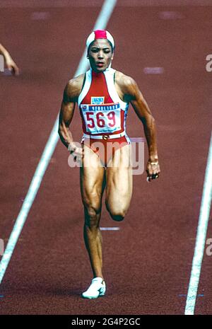 Firenze Griffith Joyner (USA) vince la medaglia d'oro ai 200m femminili ai Giochi Olimpici estivi del 1988. Foto Stock