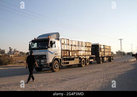 (210622) -- GAZA, 22 giugno 2021 (Xinhua) -- i camion arrivano alla traversata commerciale Kerem Shalom nella parte meridionale della striscia di Gaza, città di Rafah, il 22 giugno 2021. Per il secondo giorno consecutivo, decine di camion carichi di merci agricole e vestiti arrivarono al crocevia commerciale Kerem Shalom nella striscia di Gaza meridionale. Queste merci provenienti da Gaza sono state autorizzate ad essere esportate in Cisgiordania e in Israele. Lunedì, le autorità israeliane hanno aperto l'unico passaggio commerciale con la striscia di Gaza governata da Hamas dopo una chiusura di 40 giorni a causa del conflitto militare tra l'esercito israeliano e il più pallido Foto Stock