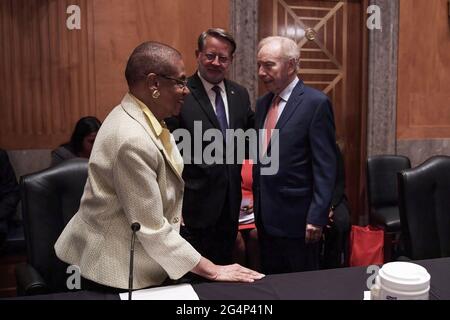 Washington, Stati Uniti. 22 Giugno 2021. La donna della congestione Eleanor Holmes Norton(D-DC)(L), il senatore Gary Peters(D-MI)(C) e l'ex senatore Joseph Liberman(D-CT)(Right) parlano durante l'audizione di "esaminare la storia della DC" a Capital Hill. (Foto di Lenin Nolly/SOPA Images/Sipa USA) Credit: Sipa USA/Alamy Live News Foto Stock