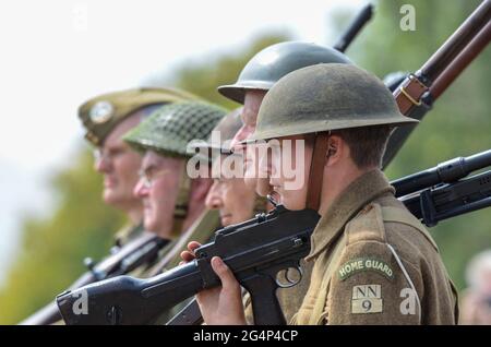 La Guardia domestica dell'esercito del papà re-enacters che effettuano una parata ad un evento all'aperto. Uniformi e personaggi basati sulla serie comica della BBC Foto Stock