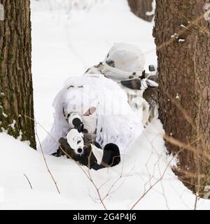 Mosca, Russia. 07 febbraio 2018. Cecchini in posizione tra gli alberi durante un corso di addestramento cecchino. I cecchini delle forze speciali della Guardia Russa si allenano in un centro di addestramento chiuso. Credit: SOPA Images Limited/Alamy Live News Foto Stock