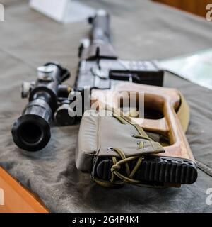 Mosca, Russia. 07 febbraio 2018. Il fucile Vintorez visto sul tavolo durante un corso di allenamento di cecchino. I cecchini delle forze speciali della Guardia Russa si allenano in un centro di addestramento chiuso. Credit: SOPA Images Limited/Alamy Live News Foto Stock
