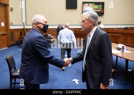 Jerome H. Powell, presidente del consiglio di amministrazione del sistema della Federal Reserve, a destra, scuote le mani con la minoranza della Camera degli Stati Uniti, Whip Steve Scalise (repubblicano della Louisiana), membro della classifica, sottocomitato della Camera degli Stati Uniti sulla crisi del Coronavirus, Prima di testimoniare la risposta della Federal Reserve alla pandemia del coronavirus durante una Camera di controllo e riforma Seleziona sottocomitato sull'audizione di Coronavirus su Capitol Hill a Washington, DC, 22 giugno 2021.Credit: Saul Loeb/Pool via CNP /MediaPunch Foto Stock