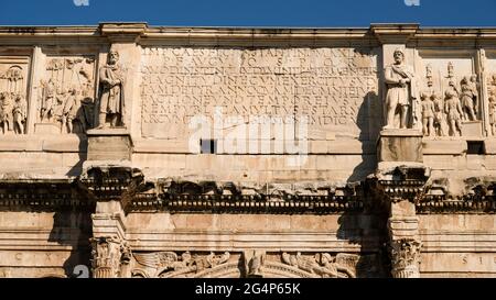 Roma. Parte della sezione superiore dell'Arco di Costantino. Situato vicino al Colosseo, è un arco trionfale inaugurato nel 315. Foto Stock