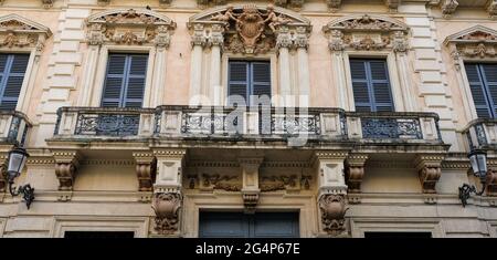 Catania, Sicilia. Dettagli dei balconi di Palazzo del grado, uno dei più bei esempi di stile Liberty. Foto Stock