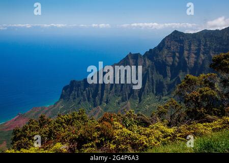 Le ripide creste vulcaniche della VALLE di KALALAU sulla COSTA di NA PALI come visto dal sentiero di Kalalau Lookout - KAUAI, HAWAII Foto Stock