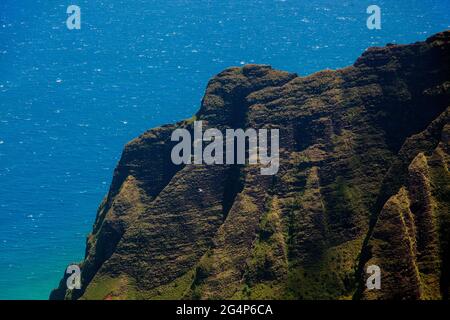 Le ripide creste vulcaniche della VALLE di KALALAU sulla COSTA di NA PALI come visto dal sentiero di Kalalau Lookout - KAUAI, HAWAII Foto Stock