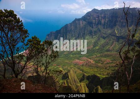 Le ripide creste vulcaniche della VALLE di KALALAU sulla COSTA di NA PALI come visto dal sentiero di Kalalau Lookout - KAUAI, HAWAII Foto Stock