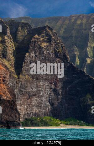 Suggestive formazioni laviche cadono nell'oceano Pacifico lungo LA COSTA di NA PALI - KAUAI, HAWAII Foto Stock