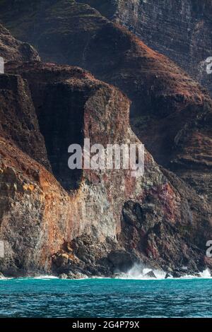 Suggestive formazioni laviche cadono nell'oceano Pacifico lungo LA COSTA di NA PALI - KAUAI, HAWAII Foto Stock