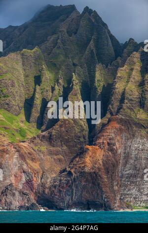 Suggestive formazioni laviche cadono nell'oceano Pacifico lungo LA COSTA di NA PALI - KAUAI, HAWAII Foto Stock