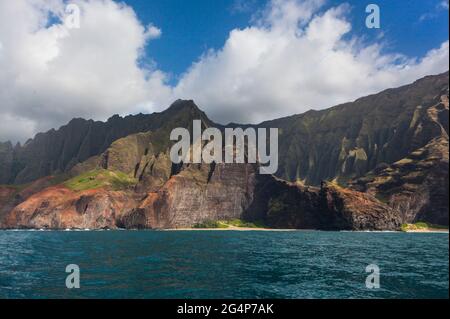 Suggestive formazioni laviche cadono nell'oceano Pacifico lungo LA COSTA di NA PALI - KAUAI, HAWAII Foto Stock