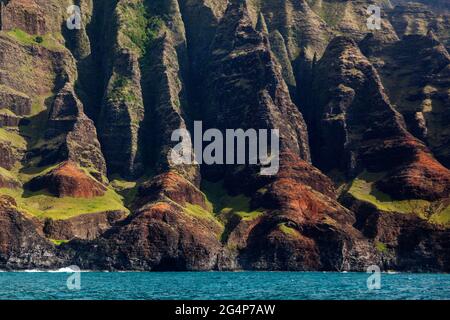 Suggestive formazioni laviche cadono nell'oceano Pacifico lungo LA COSTA di NA PALI - KAUAI, HAWAII Foto Stock