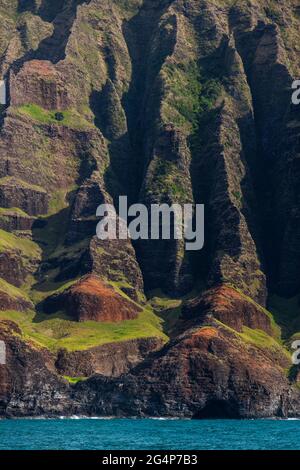 Suggestive formazioni laviche cadono nell'oceano Pacifico lungo LA COSTA di NA PALI - KAUAI, HAWAII Foto Stock