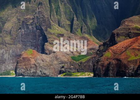 Suggestive formazioni laviche cadono nell'oceano Pacifico lungo LA COSTA di NA PALI - KAUAI, HAWAII Foto Stock