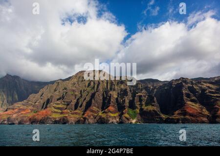 Suggestive formazioni laviche cadono nell'oceano Pacifico lungo LA COSTA di NA PALI - KAUAI, HAWAII Foto Stock