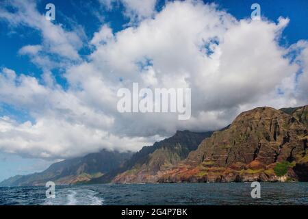 Suggestive formazioni laviche cadono nell'oceano Pacifico lungo LA COSTA di NA PALI - KAUAI, HAWAII Foto Stock